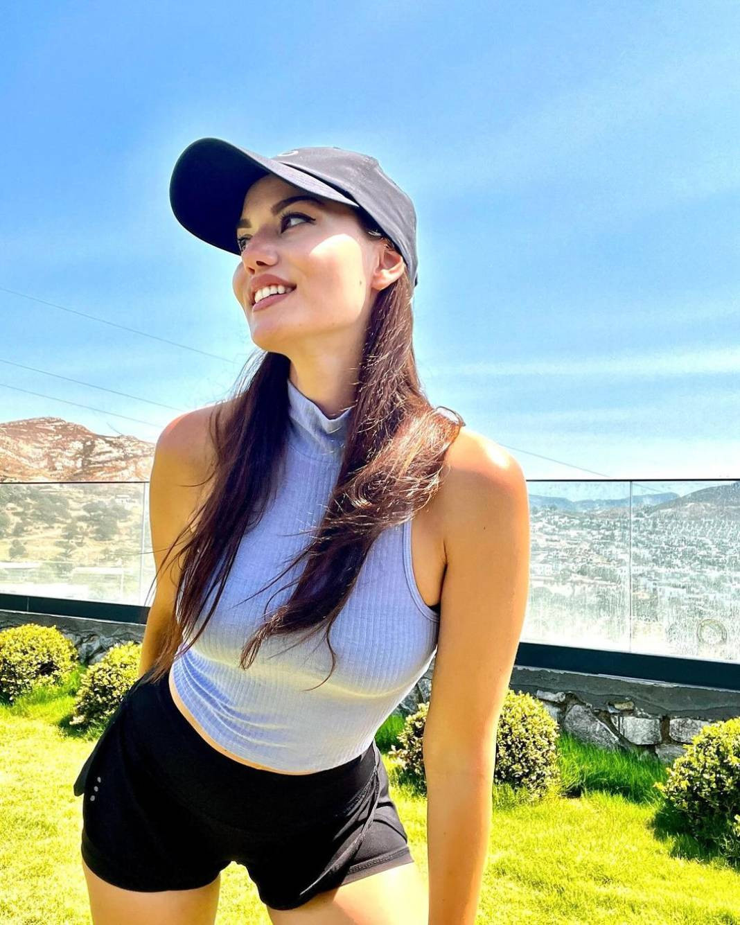 Fahriye Evcen’den mini şortuyla bahçe pozları - Resim: 2